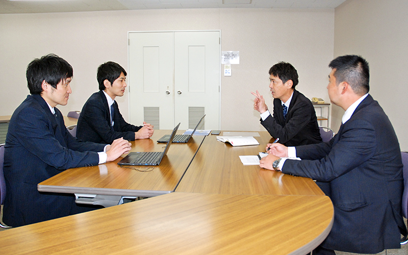 経営改善応援ファンドについて打ち合わせをするソリューション支援部の(左から)中島大輔副調査役、田中洸輔副調査役、神野康弘部長、藤江保之調査役(本店)