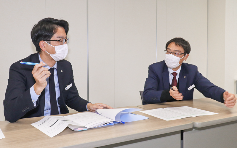 ゼロゼロ融資への対応策について議論する(左から)経営支援室室付課長と業務部保証統括課長(12月5日、福島県信用保証協会本店)
