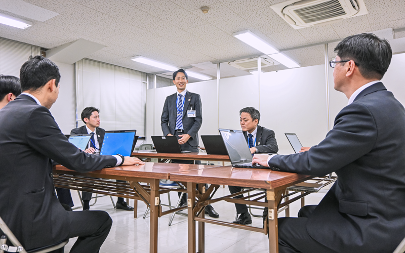 PDCA会議では活発な議論が交わされる(12月1日、広島銀行八本松支店)