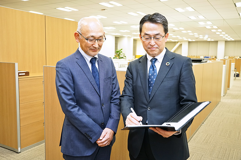 りそな企業投資の市橋社長(右)は、扶桑商事の取締役として、大島社長をサポートする(2022年12月14日、扶桑商事本社)