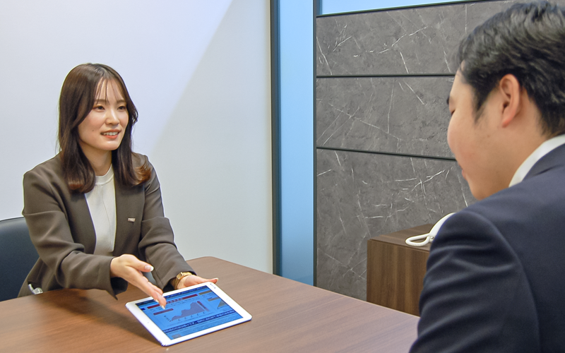 困り事を聞きだし解決策を提案する。豊富な知見が必要だ(2022年12月12日、みずほ銀行大宮支店)