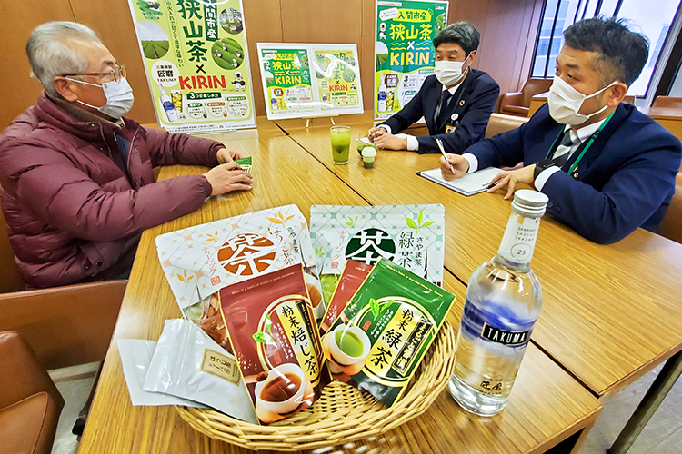 市茶業協会の清水裕司会長（左）と販路について話し合う塩田支店長（中央）と市の金子剛主幹（1月16日、入間市役所）