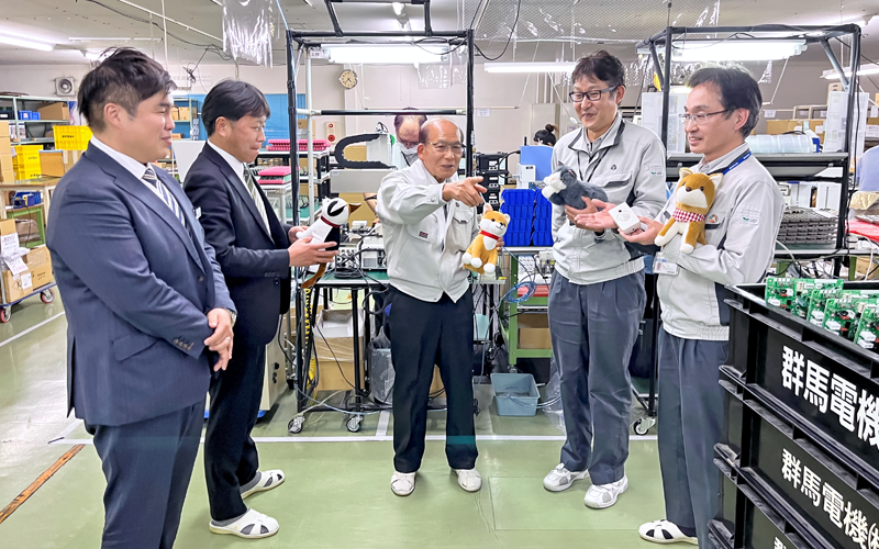 ぬいぐるみ商品を手に情報交換する(左から)担当渉外係長と塚田秀俊支店長、群馬電機の上野文雄取締役会長、廣田高義・グローバル生産本部製造部長、鈴木隆・ケアライフ商品部主任(1月24日、群馬電機)