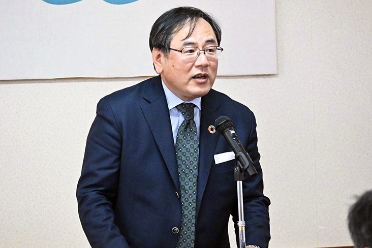 十八親和銀行の離島振興支援について講話する山川頭取(2月9日、壱岐振興局)