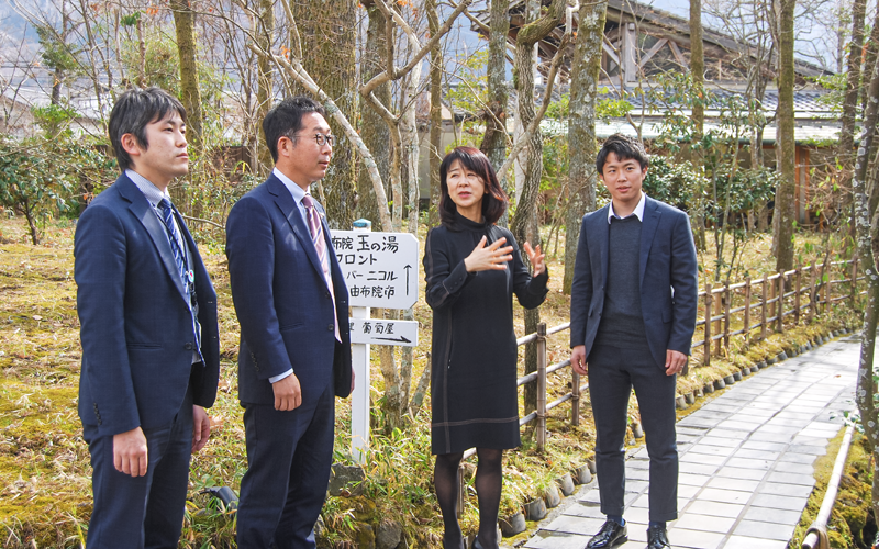 施設内で情報交換する（左から）佐藤友治支店長代理、吉武慎也支店長、玉の湯の桑野和泉代表取締役社長、神志那晃弘経営企画室長（２月１日、由布院　玉の湯）