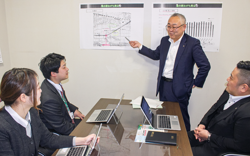 「支店長塾」では小西暁支店長(左から3人目)が講師となり、地域プロジェクトへの銀行の関わり方を説明(2月9日、北都銀行湯沢支店)