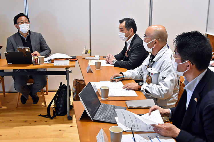 役場職員らに質問する西原社長(左、2月27日、西粟倉村役場)