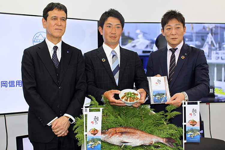 鯛茶漬けを商品化し、販路拡大を目指す関係者(左が延岡信金の黒木理事長、右が地域ネットの高田社長、3月13日、延岡市役所)