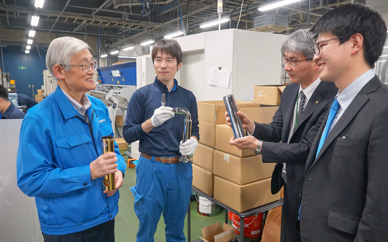時園製作所の(左から)時園茂樹社長と息子で後継者の時園岳朗常務取締役と情報交換する川口信金柳崎支店の小原信次支店長ら(1月30日、埼玉県川口市)