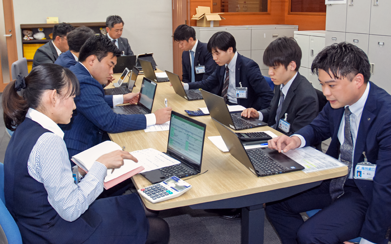 プレゼンで渉外担当者が取引先のビジネスモデルや提案内容などを発表する(3月1日)