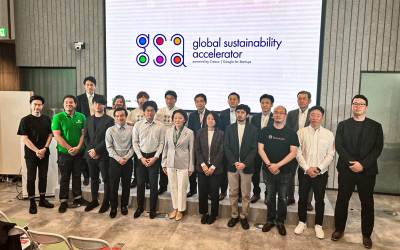 山田環境副大臣（中央）やスタートアップ10社の関係者ら（３月22日、Google for Startups Campus）