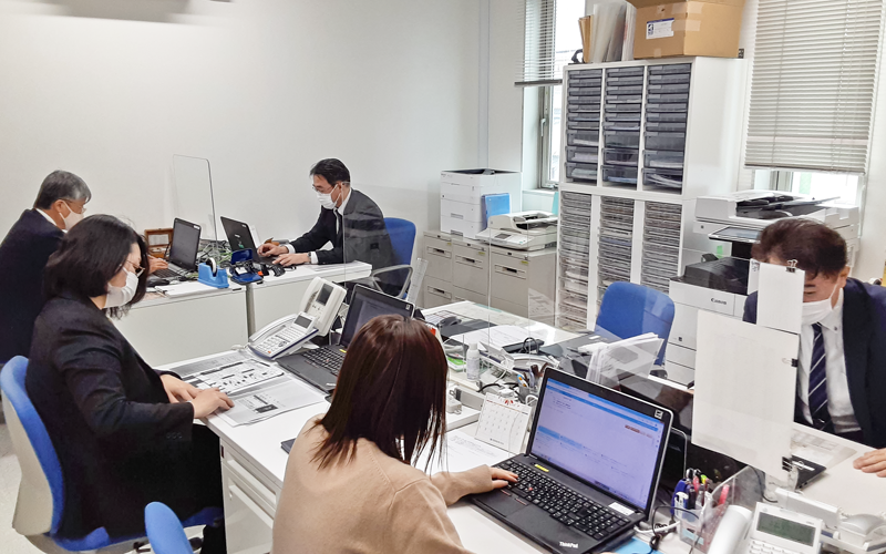 住宅ローン営業の統合効果へ向け、愛知銀行・中京銀行の行員が同じ場所で勤務しノウハウを共有する(中京銀行、勝川支店)
