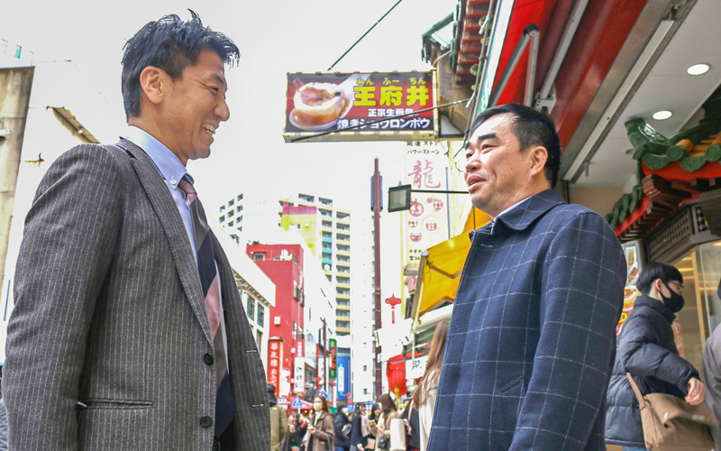 王府井の矢崎堅社長（右）は今後も「横浜銀行が定期的に来社し相談に乗ってくれる」ことに期待する（左は櫻木達矢支店長、２月14日、横浜中華街）