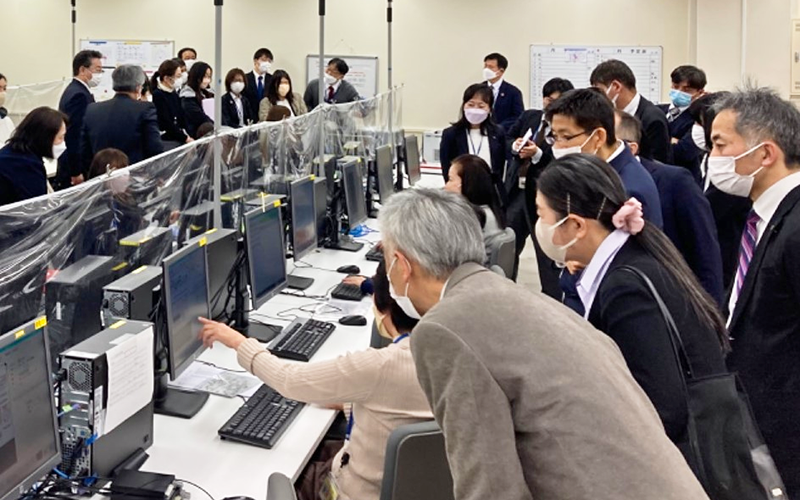 収納業務の見学会に出席した地公体職員は山梨中央銀の説明に熱心に耳を傾けていた（2月15日、電算センター）