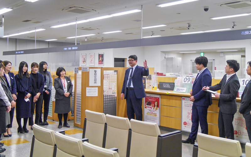 一体感を醸成するため、毎週月曜日の朝礼にはできる限り全員が参加している(3月9日、三菱UFJ銀行四日市支店)