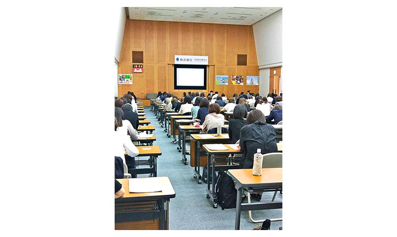 本部部署の担当責任者が、事務職向けに部内全般の業務や魅力などを紹介し、営業・企画担当への転換を後押しする(横浜銀本店)