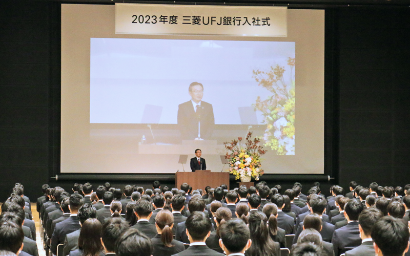 三菱UFJ銀行の新入行員329人に訓示する半沢淳一頭取(4月3日)