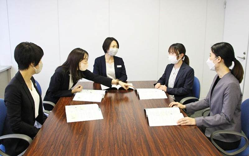 健康経営推進室や保健師を中心とする女性メンバーで、健康経営に関する企画を検討している(4月4日、本部)