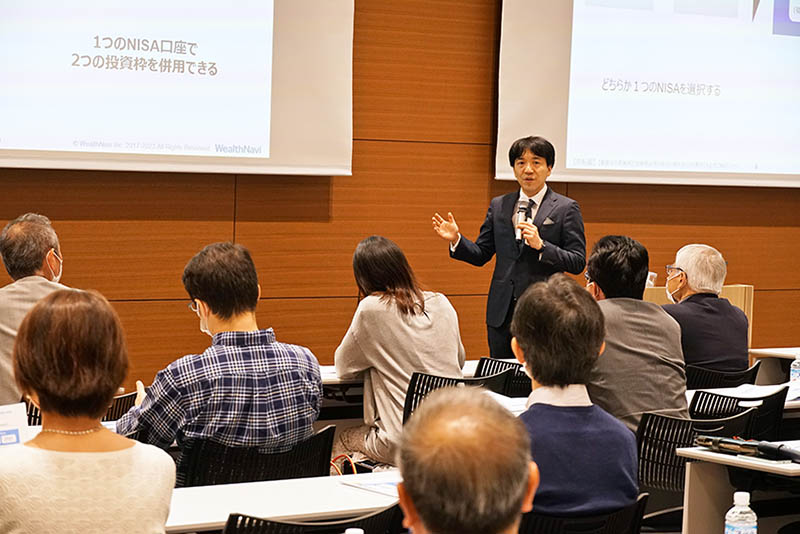 24年からの新しいNISAについて説明するウェルスナビの柴山CEO(4月11日、東京・八重洲)