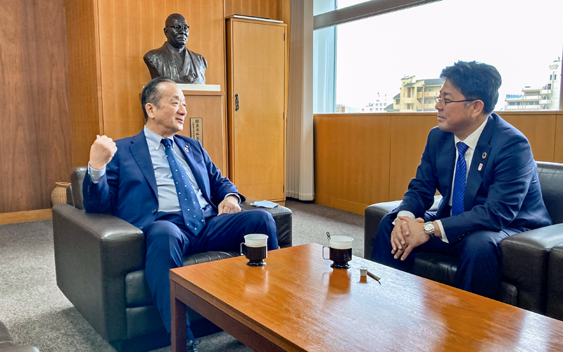 岡島興業の岡島和男会長(左)と地域活性化について話す太田誠一支店長(4月5日、岡島興業)