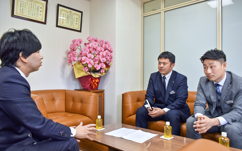 不動産業を営む取引先のマイタウン・内田隆成社長(左)と打ち合わせする福原英彦支店長(左から2人目)と青柳勢営業推進課長(4月13日、マイタウン本店)