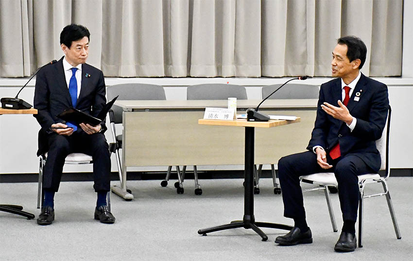 西村経産大臣(左)は日本生命保険の清水博社長ら7人と意見交換した(2月10日、経産省)