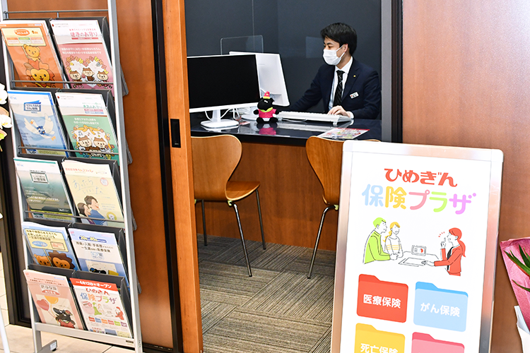 はなみずき支店内に開設した「保険プラザ」。行員3人がニーズ喚起を担う(4月28日、保険プラザ)