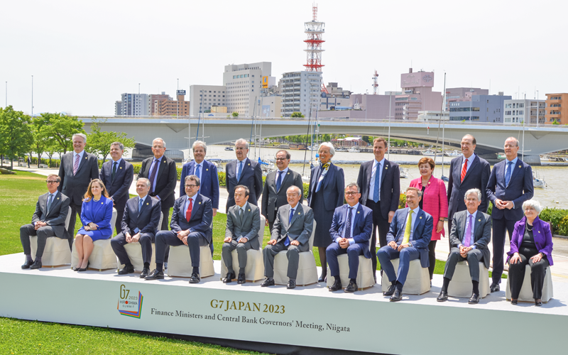 柳都大橋を背景に記念撮影が行われた（５月12日）