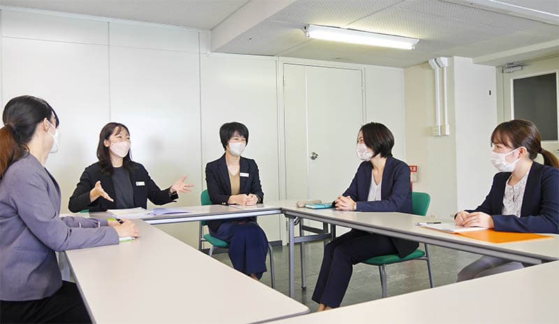 名古屋銀は健康経営推進室が保健師と定期的に情報共有し、メンタルヘルス対策に生かす(22年10月、本部)