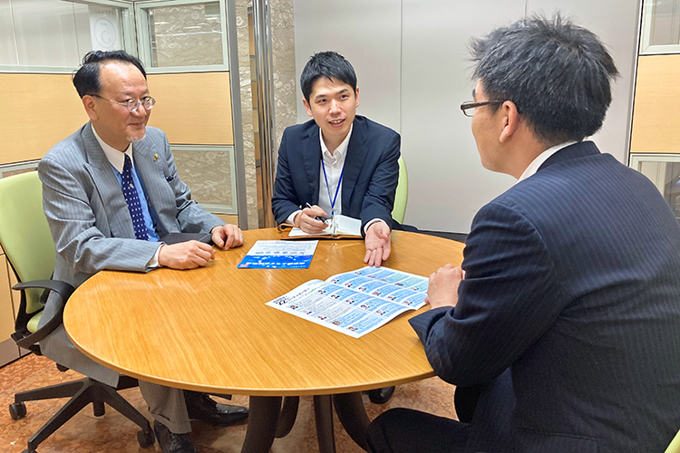 川瀬課長(中央)は一日3、4件、健康経営に詳しい弥冨尚志氏(左)らコーディネーターによる経営相談に同席する(5月1日、東京都よろず支援拠点)
