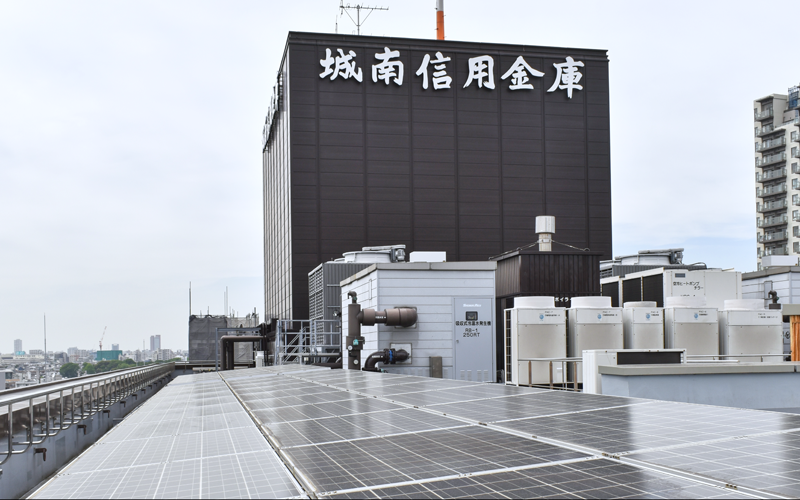 城南信用金庫は14拠点に太陽光発電設備を設置（４月19日、東京都品川区の城南信用金庫営業部本店）