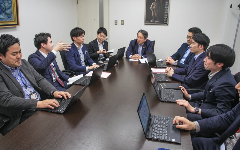 制度融資の新規獲得状況を把握する田中正男支店長(中央、4月11日)