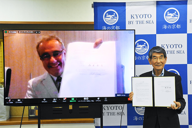 インバウンドの早期回復に向け、21年9月に海外の旅行会社とオンライン調印式をした海の京都DMOの森屋社長（当時、海の京都DMO提供）