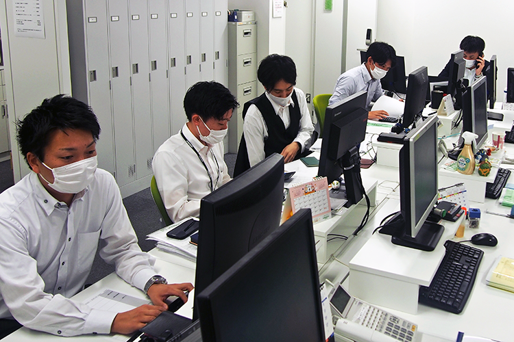 若手職員中心に切磋琢磨する職場(5月29日、赤坂オフィス)