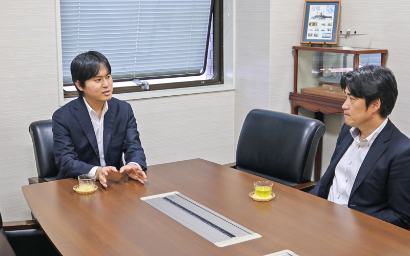 唐澤宏誌社長（左）と将来ビジョンを共有する宮川泰一支店長（５月26日）