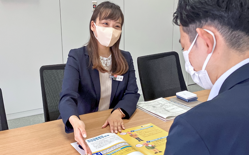 住宅ローンの商品性について説明する担当者(5月25日、金山パーソナルプラザ)