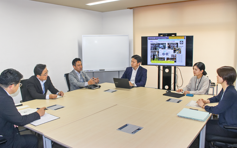 会津大学の教授らとデジタルを活用したゼロカーボンシティについて意見交換する澤田誓上席執行役員部長（左から３人目、６月７日）
