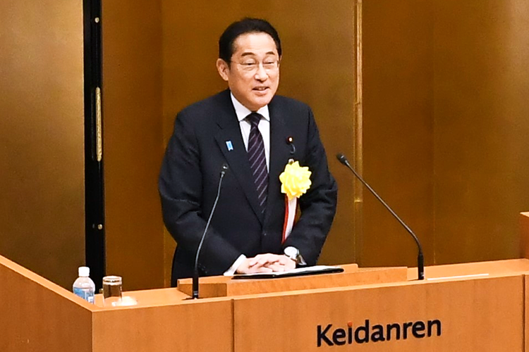 来賓あいさつする岸田首相(6月21日)