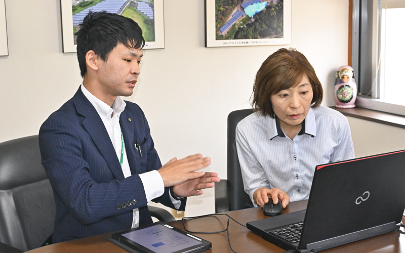 取引先へ頻繁に足を運び、関係を構築するあぶくま信用金庫の古内海人主任(左、5月30日、浪江町)