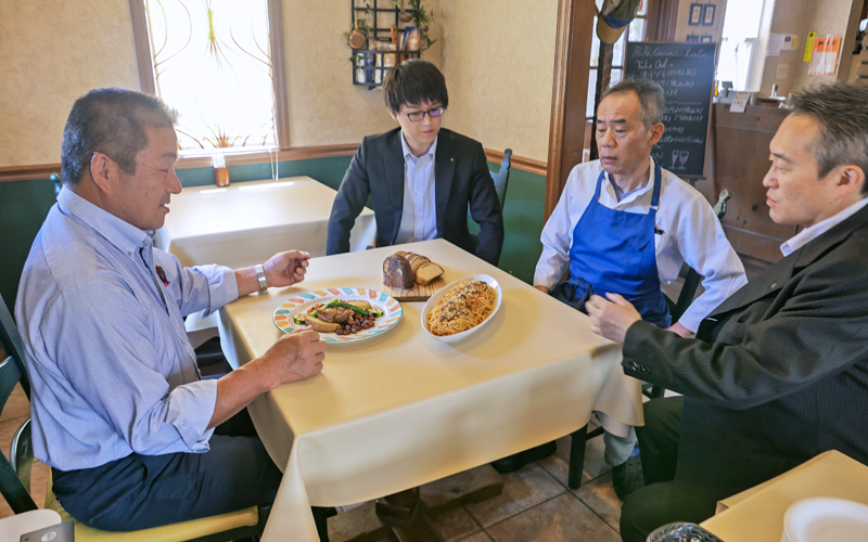 料理を囲み感想を述べる（左から）金山町新産地開発協議会の青柳栄一会長、新庄信金の担当者、佐藤顕治シェフ、新庄信金・高橋寛典部長代理（パパクチーナ）