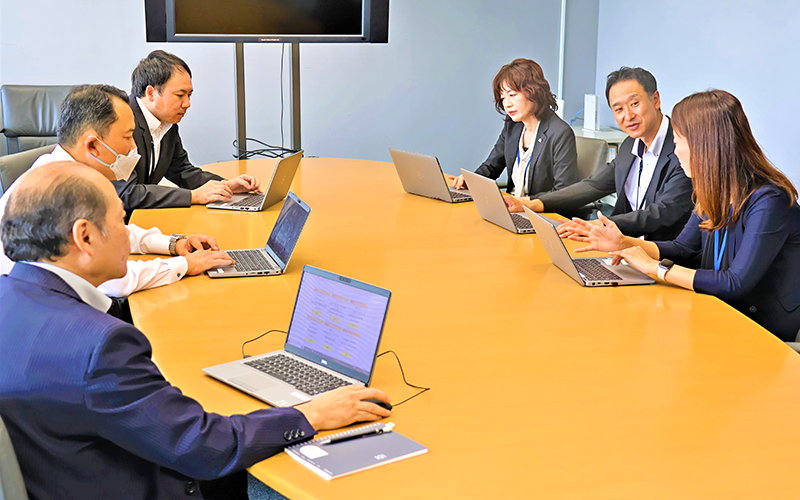 スピードマッチングに向け密に情報交換する法人コンサルティング室の武田室長(右から2人目)と同室行員(福島銀行提供)