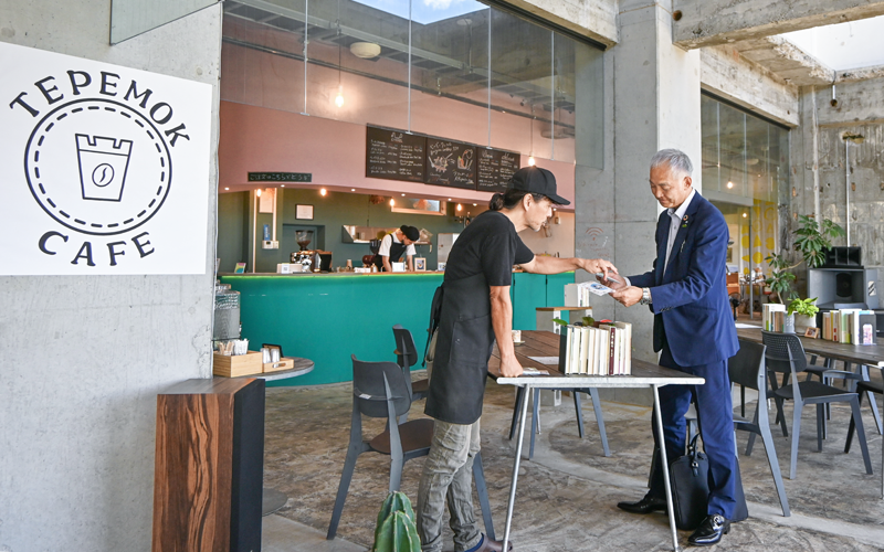 経営者と談笑する備前日生信金の常見和広課長(右、7月20日、瀬戸内市)