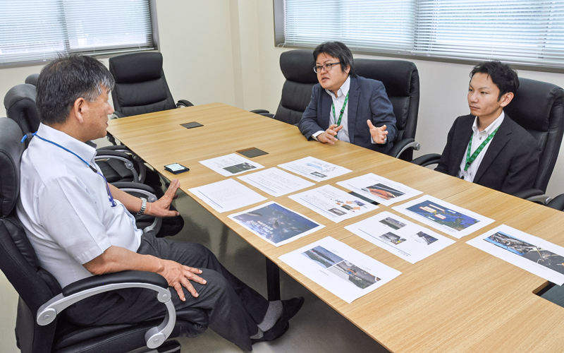 泉澤水産の村上通隆常務(左)に「釜石はまゆりサクラマス」の販売拡大を提案する及川学次長(中央)と融資・渉外グループの担当者(7月12日、泉澤水産)