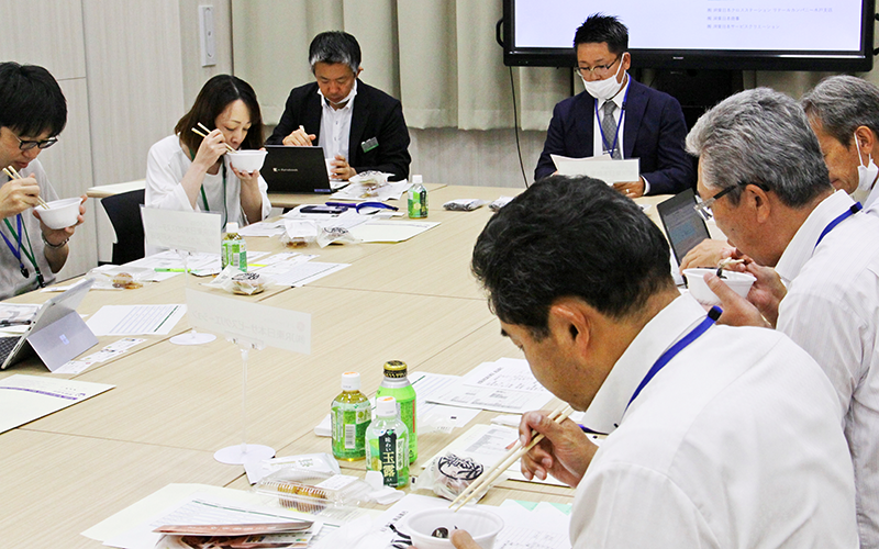 茨城県中部の汽水湖「涸沼（ひぬま）」特産のシジミを使った味噌汁を味わうバイヤー（7月27日、JR東日本水戸支社）