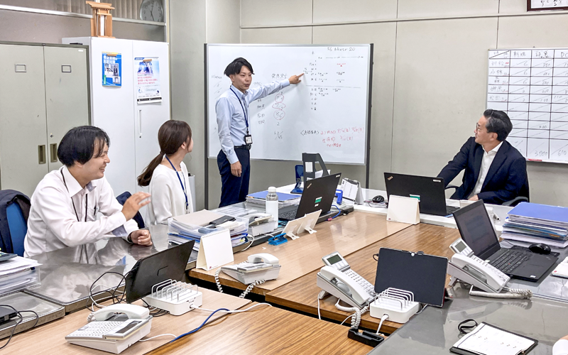 営業店では、企業への提案手法について日々打ち合わせしている(8月1日、愛知銀行金山支店)
