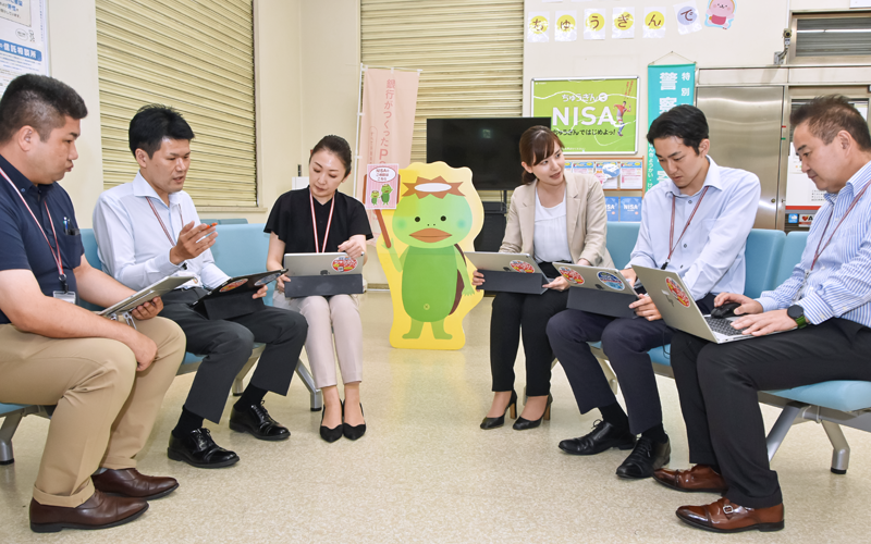 毎週木曜日に開く法個連携ミーティングで活発に意見交換する行員（８月３日、中国銀行奉還町支店）