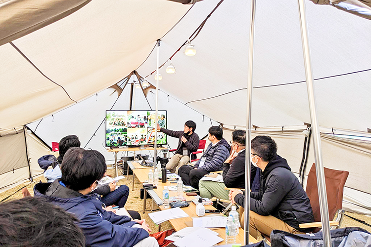 養老町で取り組んだ体験型プログラムの構築で、アウトドア研修を実施した（大垣共立銀行提供）