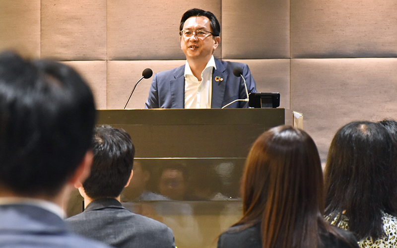 社員向け説明会でベンチャープロジェクトの重要性を説く吉岡伸輔執行役員（7月19日、新丸の内ビルディング）