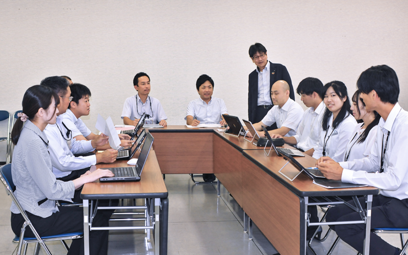 自主勉強会を行う行員ら(8月16日、南都銀行郡山支店)