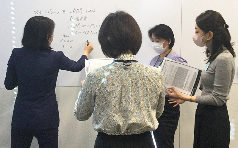 新任部店長向けに決断力を養うロープレの1コマ(みずほFG提供)